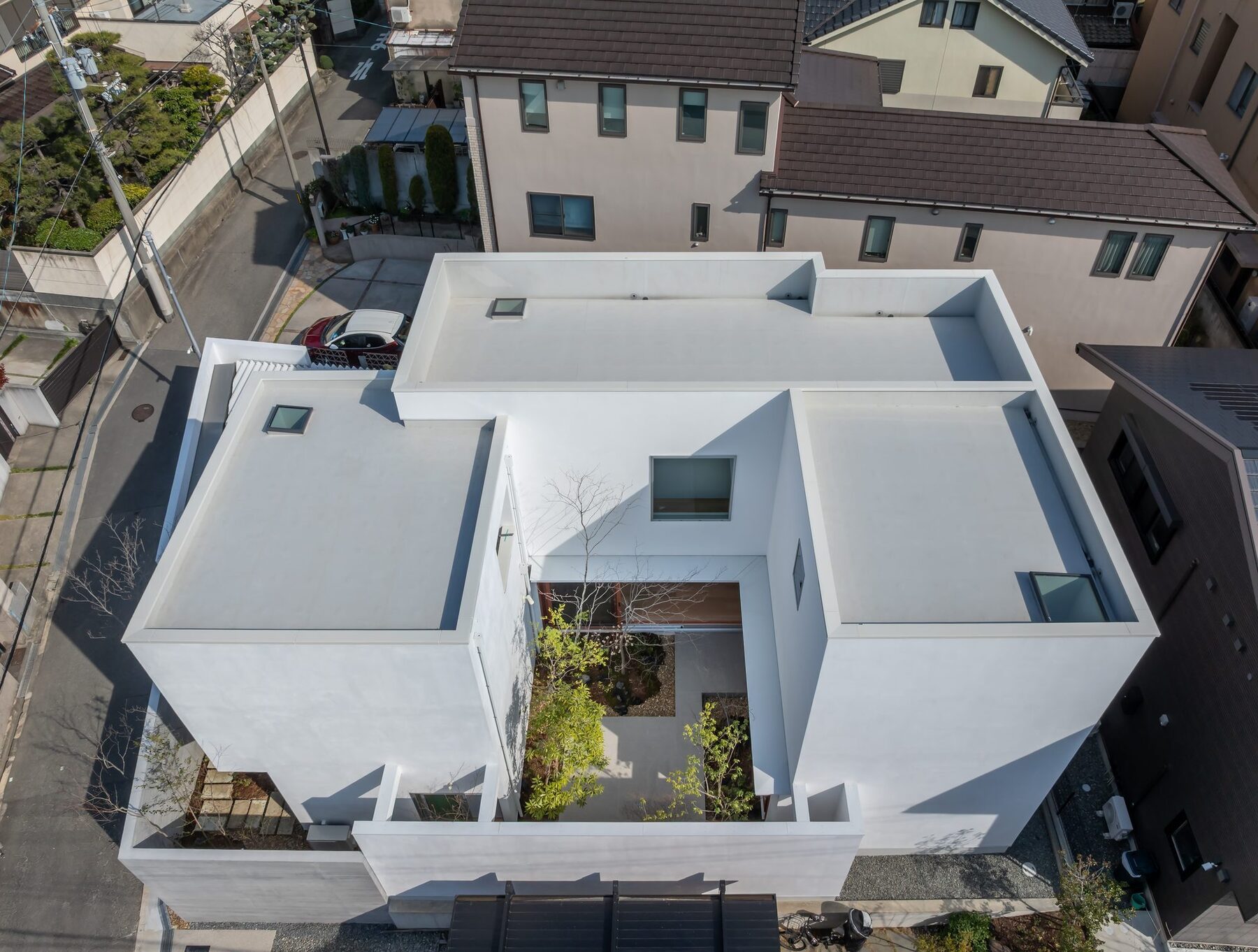 上空から見た建物と中庭