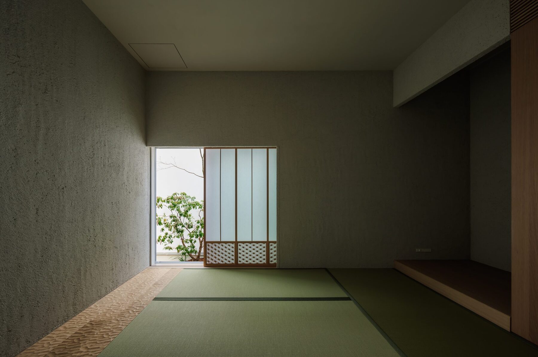 落ち着いた明るさの室内