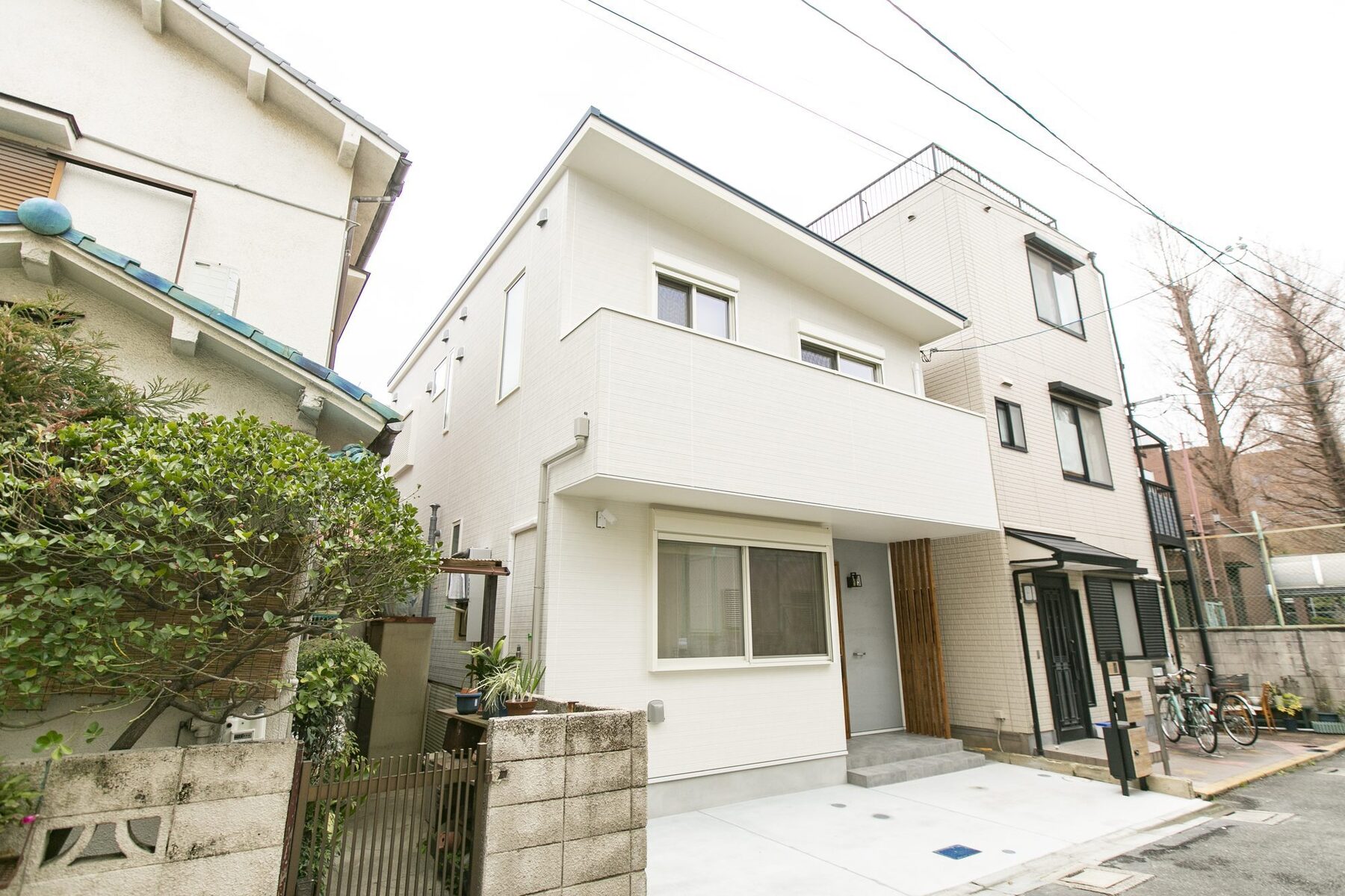 市街地の道路から見た外観