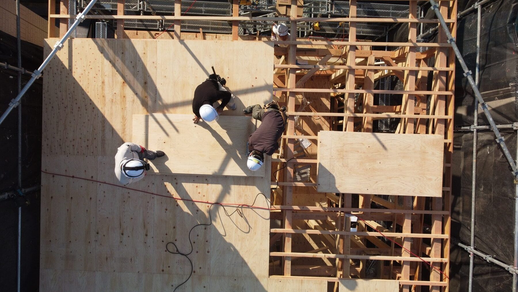 上空から見た工事中の建物。床の下地が組まれている
