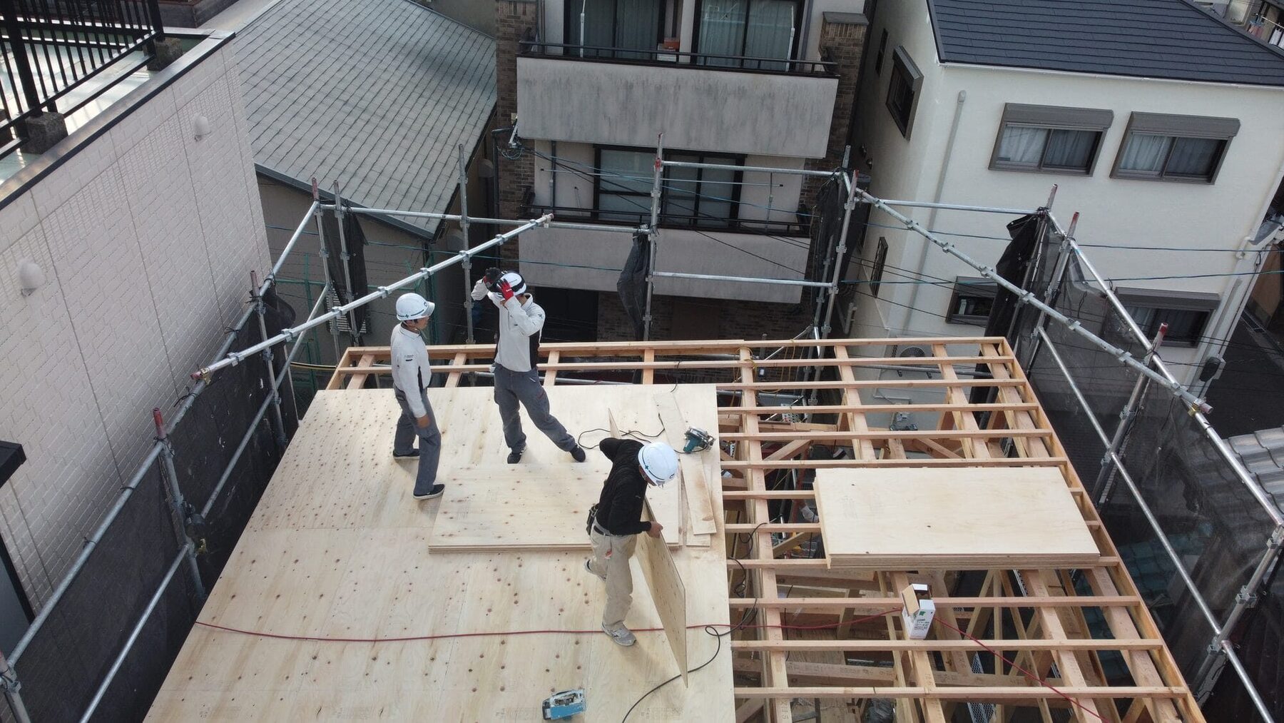 屋根の下地を組んでいる現場